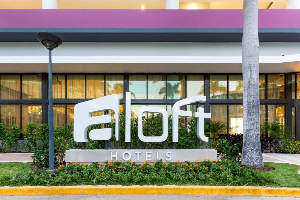 Aloft SJ: Salsa Class + Cocktail Included